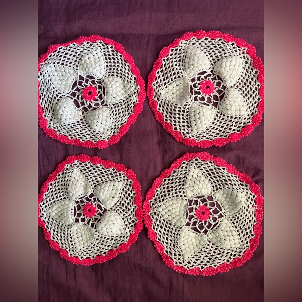 Set of flower doilies